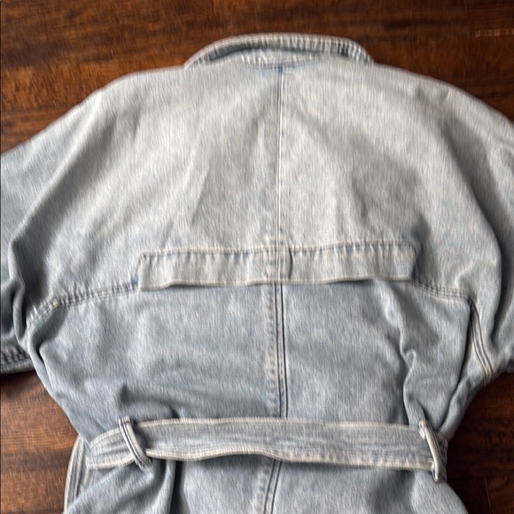 DONNA TRENCH in wanderlust - Picture 14 of 16